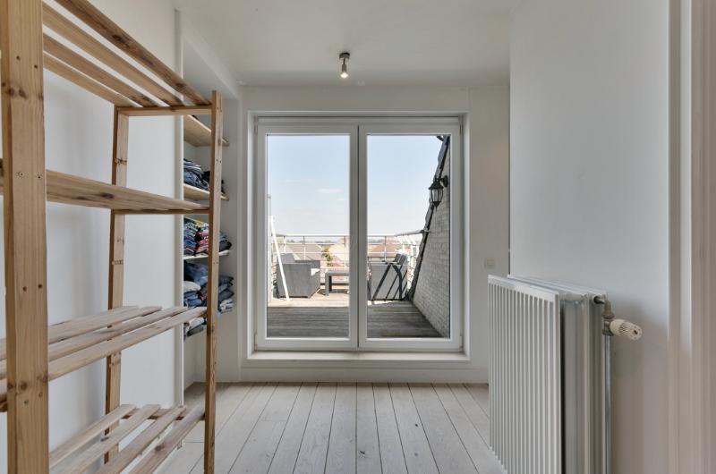 Lichtrijk warm duplex appartement met aangenaam terras en stijlvolle afwerking